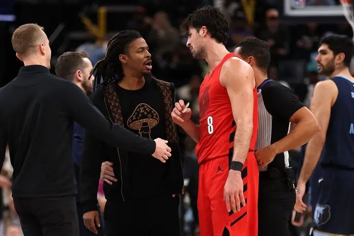 שחקן פורטלנד טריילבלייזרס דני אבדיה עם שחקן ממפיס גריזליס ג'ה מוראנט