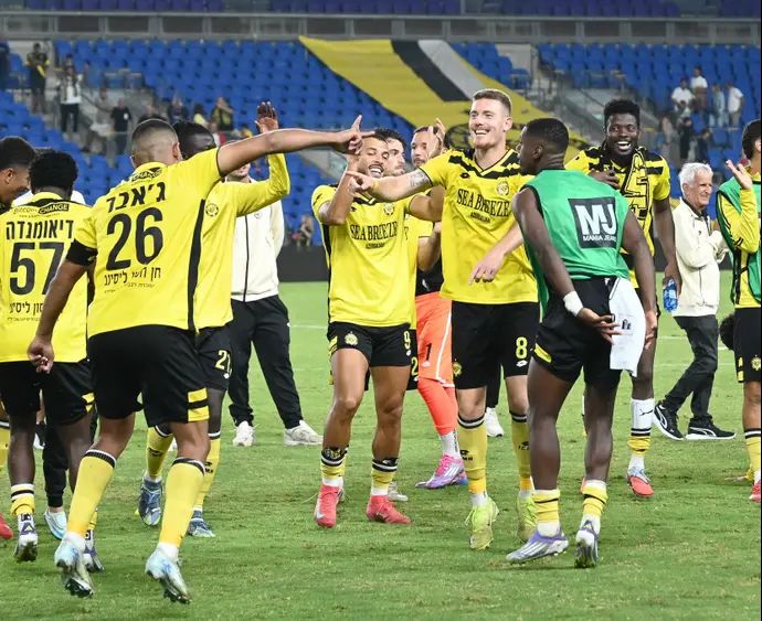 שחקני מכבי נתניה חוגגים