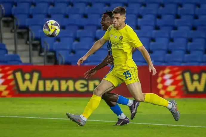 זיו לי שחקן מכבי הרצליה לפני חוסה קורטס שחקן מכבי פתח תקוה