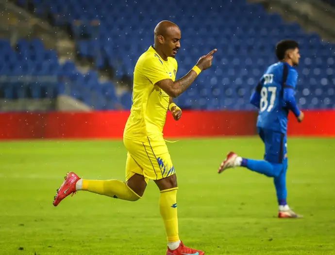 אור אינברום שחקן מכבי הרצליה חוגג שער