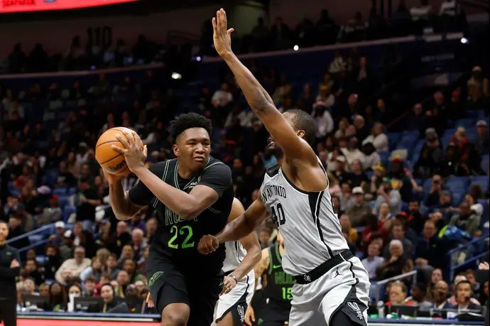 דריק קווין שחקן ניו אורלינס פליקנס מול האריסון בארנס שחקן סן אנטוניו ספרס