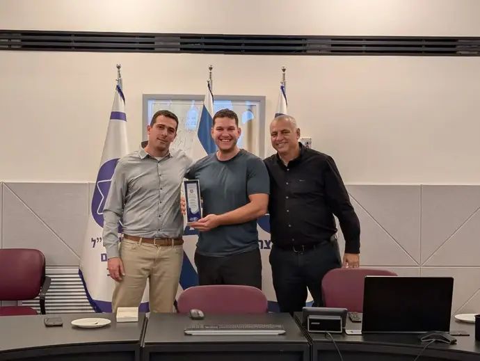 עמוס פרישמן במשרדי ארגון נכי צה"ל בבית הלוחם בתל אביב