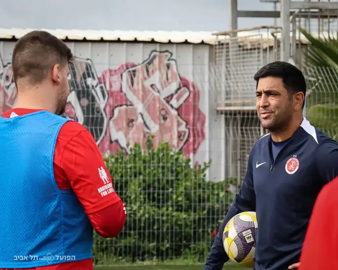 אליניב ברדה מאמן הפועל תל אביב בפעילות עם עמותת "אחים לחיים"