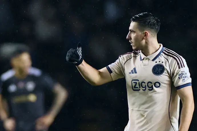 אוסקר גלוך שחקן אייאקס חוגג שער