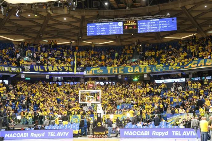 אוהדי מכבי תל אביב לפני משחק חזרת היורוליג להיכל