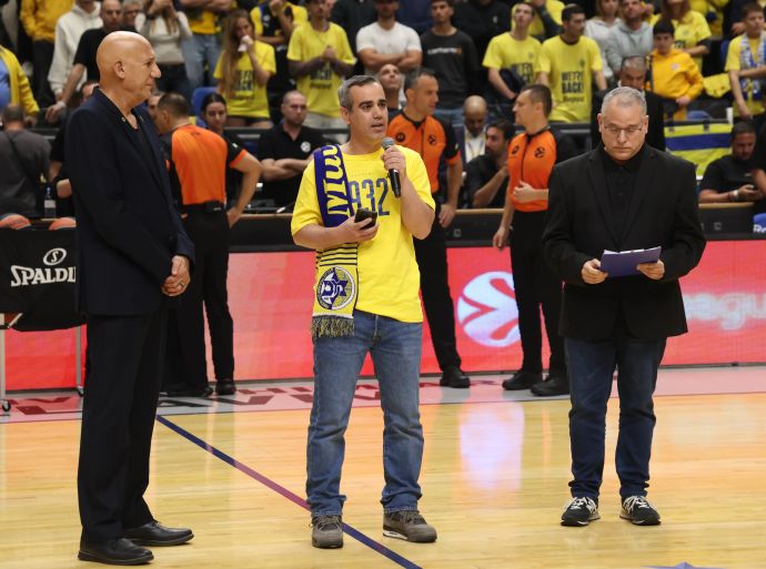 שורד השבי עמרי מירן נואם בפני אוהדי מכבי תל אביב, לצדו שי סידי, דורון ג'מצ'י