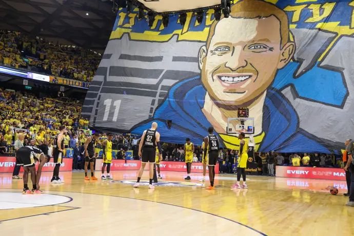 שלט ענק של אוהדי מכבי תל אביב לזכר רותם לוי הי"ד