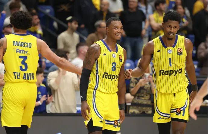 לוני ווקר שחקן מכבי תל אביב חוגג עם ג'יילן הורד