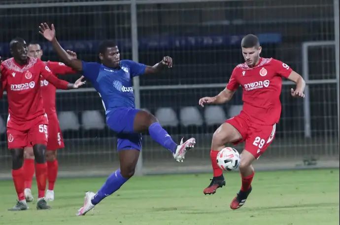 שחקן הפועל תל אביב שי אייזן מול שחקן עירוני קרית שמונה, לוסיו