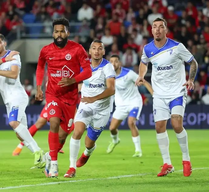 שחקן הפועל תל אביב, פלקאו, מול שחקני עירוני קרית שמונה, שי בן דוד, עובדיה דרויש