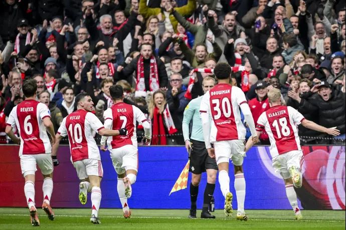 שחקני אייאקס חוגגים, אוסקר גלוך