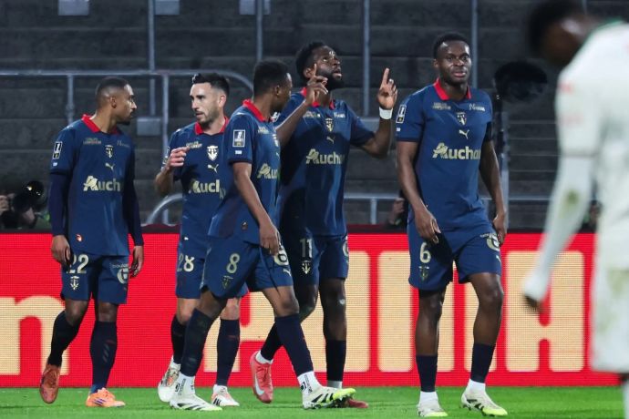 שחקני לאנס חוגגים עם אודסון אדואר, במרכז