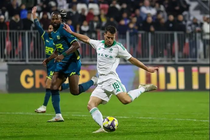 גיא מלמד שחקן מכבי חיפה כובש שער לפני ג'וניור פיוס שחקן מכבי בני ריינה