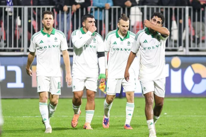 קני סייף שחקן מכבי חיפה חוגג שער עם שון גולדברג, איתן אזולאי, גיא מלמד