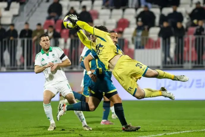 ליאור גליקליך שוער מכבי בני ריינה לפני גיא מלמד שחקן מכבי חיפה