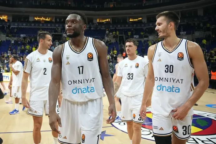 פיליפ פטרושב עם מפיונדו קאבנגלה שחקני בי.סי דובאי