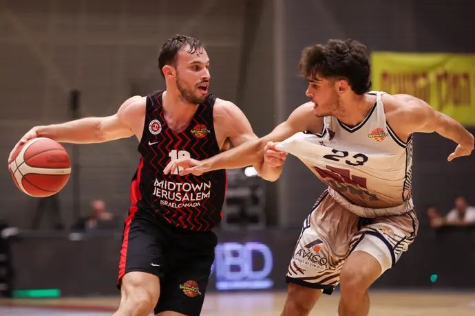 רועי הובר שחקן הפועל ירושלים מול גל בייטנר שחקן עירוני קרית אתא