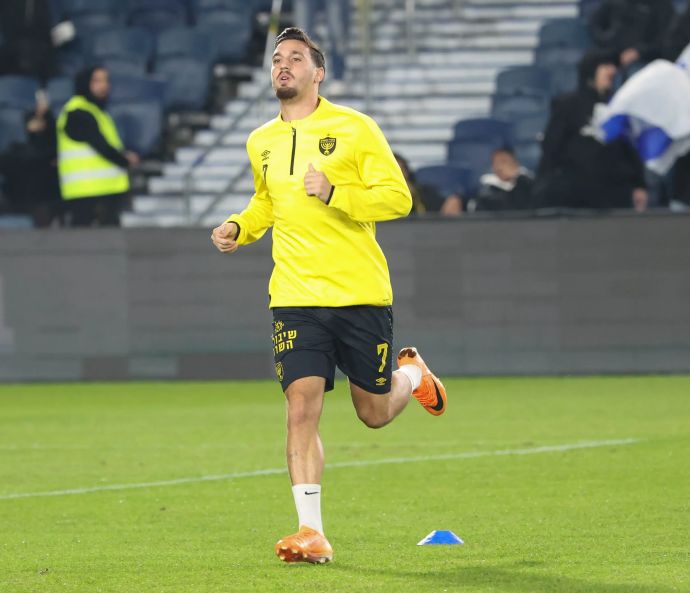 ירדן שועה שחקן בית"ר ירושלים בחימום