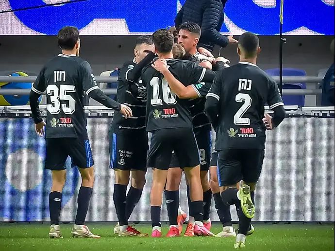 שחקני הפועל פתח תקוה חוגגים