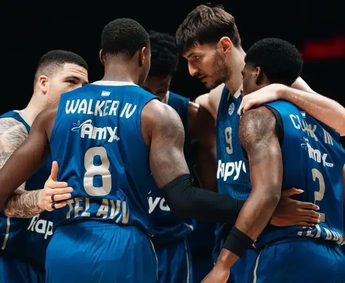 רומן סורקין ושחקני מכבי תל אביב