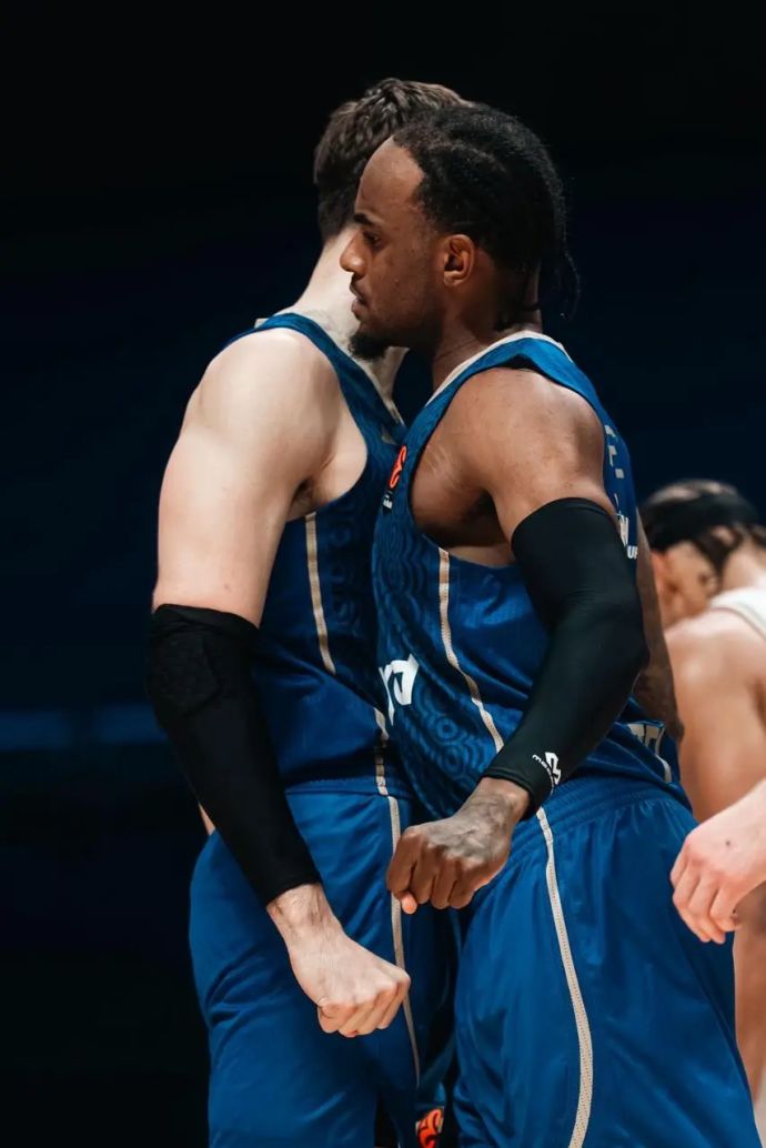 אושיי בריסט, מכבי תל אביב