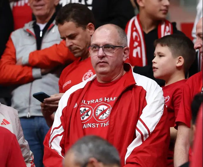 אוהד הפועל תל אביב עם חולצת המחאה שהציתה סערה