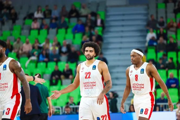 קשיוס ווינסטון שחקן הפועל ירושלים עם אנתוני לאמב