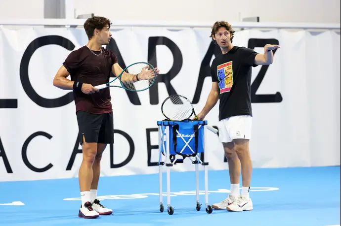 קרלוס אלקראס עם מאמנו חואן קרלוס פררו