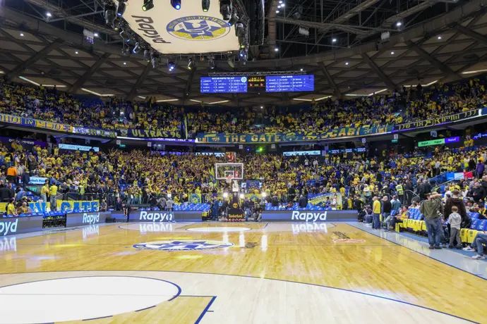 אוהדי מכבי תל אביב לפני משחק חזרת היורוליג להיכל