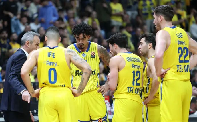 מאמן מכבי תל אביב עודד קטש עם שחקניו