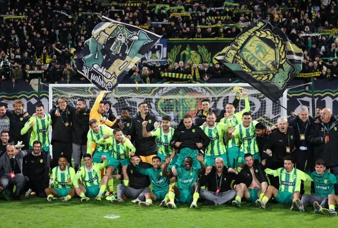 שחקני א.א.ק לרנקה חוגגים