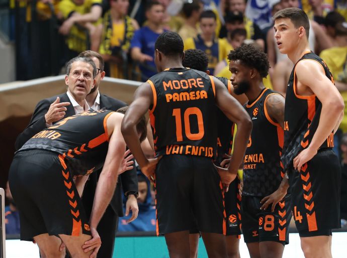 מאמן ולנסיה פדרו מרטינס עם שחקניו