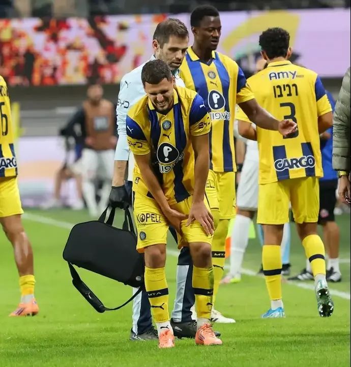 שחקן מכבי תל אביב, כריסטיאן בליץ', אחרי שנפצע