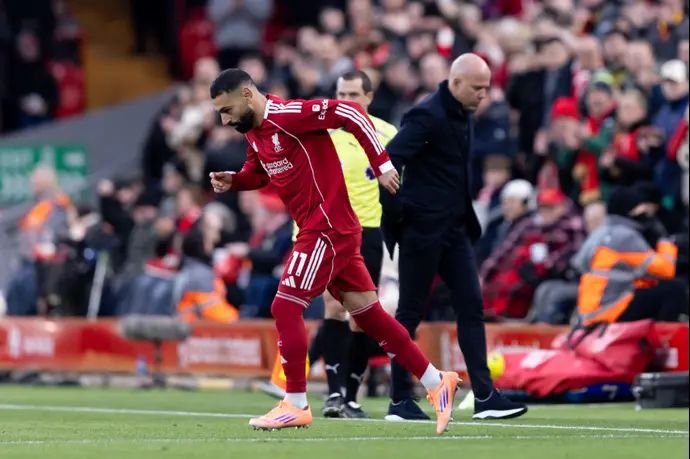 מוחמד סלאח שחקן ליברפול עולה מהספסל ליד ארנה סלוט