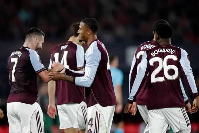 שחקני אסטון וילה חוגגים