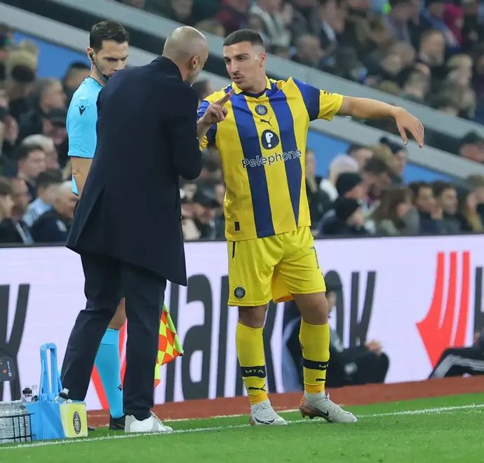 אושר דוידה שחקן מכבי תל אביב עם המאמן ז'ארקו לאזטיץ'