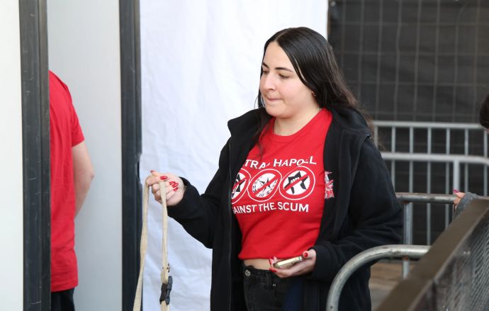 אוהדת הפועל תל אביב עם חולצת המחאה