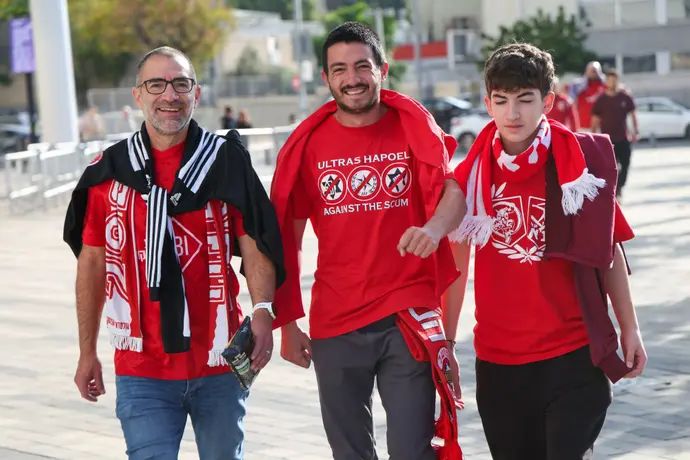 אוהד הפועל תל אביב עם חולצת המחאה