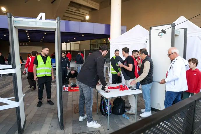 בידוק אוהדי הפועל תל אביב מחוץ לאצטדיון בלומפילד