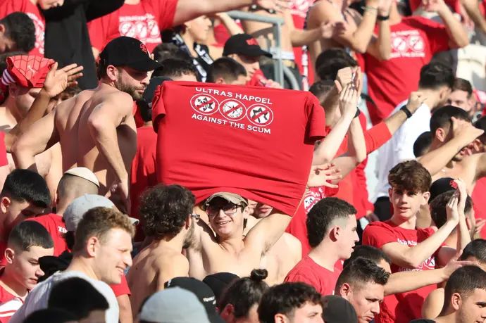 אוהד הפועל תל אביב עם חולצת המחאה