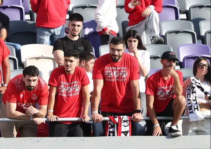 אוהדי הפועל תל אביב עם חולצות המחאה