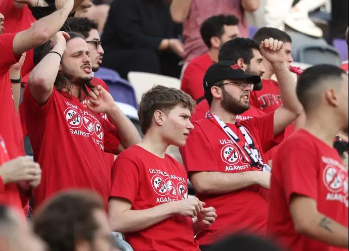 אוהדי הפועל תל אביב עם חולצות המחאה