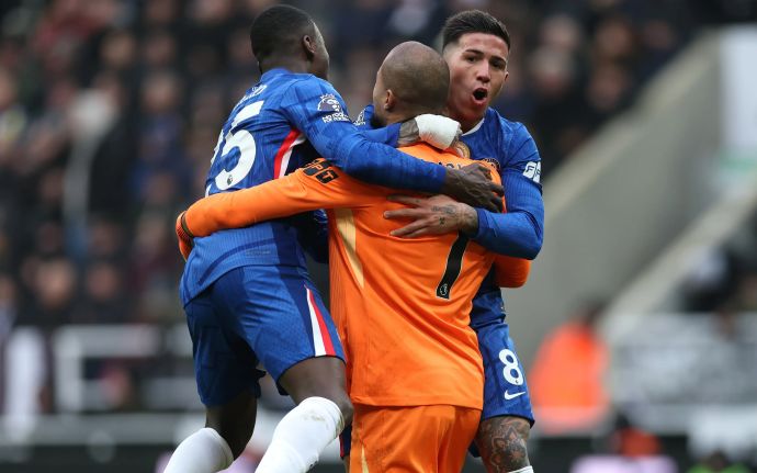 שחקני צ'לסי חוגגים עם השוער רוברט סאנצ'ס