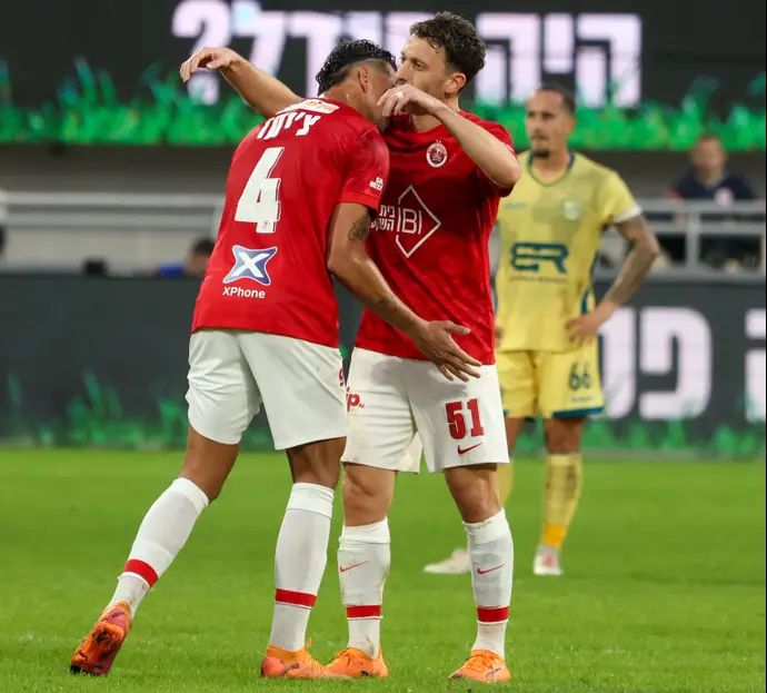 עומרי אלטמן שחקן הפועל תל אביב חוגג שער עם צ'יקו