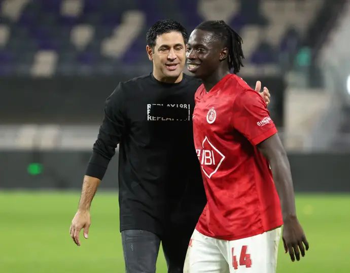 דניאל דאפה שחקן הפועל תל אביב עם מאמנו אליניב ברדה