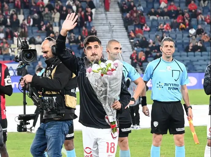 אופק ביטון שחקן הפועל חיפה לאחר טקס שערכה לכבודו הפועל ירושלים