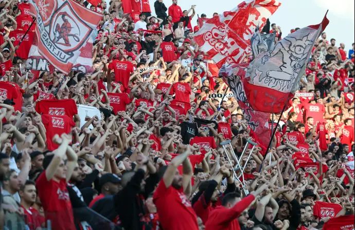 אוהדי הפועל תל אביב עם חולצות המחאה ביציע