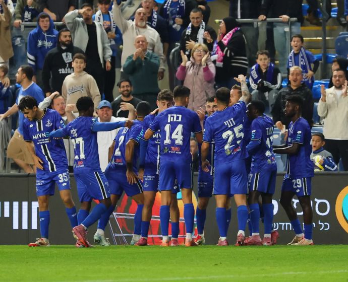 שחקני הפועל פתח תקוה חוגגים