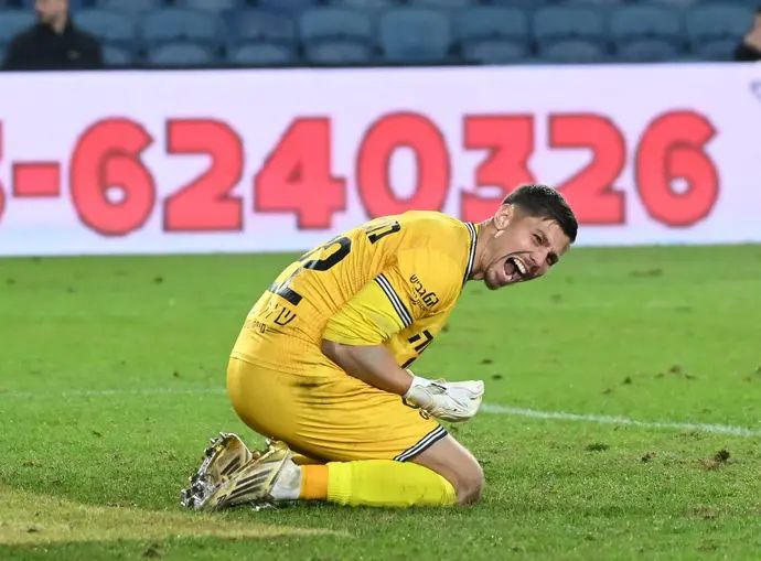 בנג'מין מצ'יני שוער הפועל חיפה חוגג