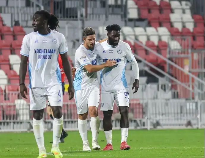 פיטר מייקל (מימין), דוד קלטינס, סמביניה שחקני עירוני טבריה חוגגים